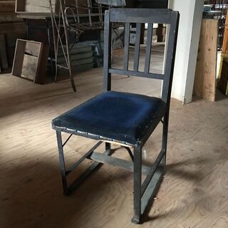 レトロな青いイス