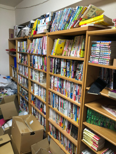 漫画、小説、ラノベなど約2万冊〜3万冊