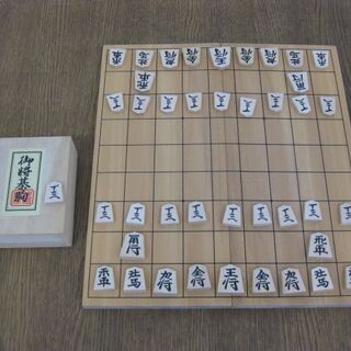 二つ折り 将棋盤&将棋駒セット 新桂 5号 白椿彫 梅印 任天堂謹製 の画像