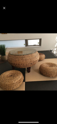 5点セット。テーブルと椅子。