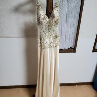 シャンパンゴールド色のドレス