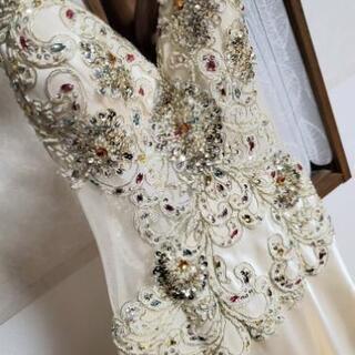 シャンパンゴールド色のドレスの画像