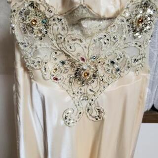 シャンパンゴールド色のドレスの画像