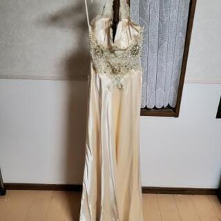 シャンパンゴールド色のドレスの画像