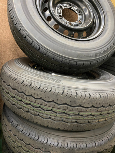 新車外しハイエース　タイヤ&ホイール