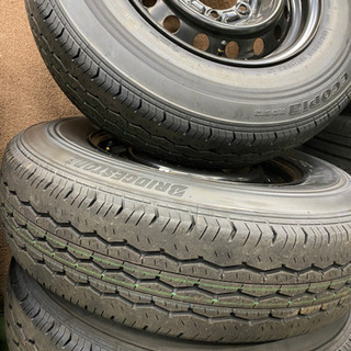 新車外しハイエース　タイヤ&ホイールの画像