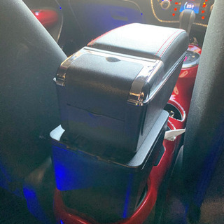 日産ジュークの肘掛けボックスの画像