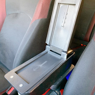 日産ジュークの肘掛けボックスの画像