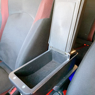 日産ジュークの肘掛けボックスの画像