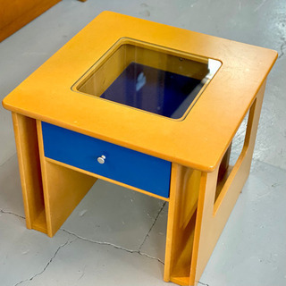 正方形の小さなテーブル