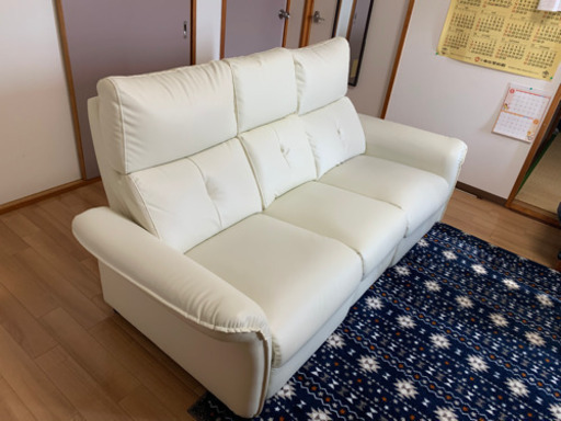 【3月27日　15時まで】3人用電動合皮　テーブル付リクライニングソファ