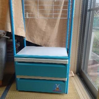 青いハンガー掛け