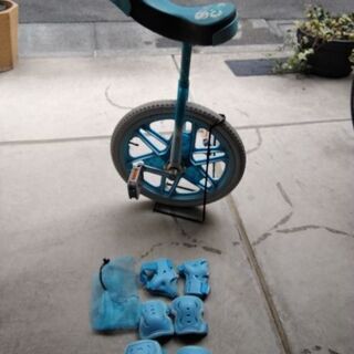 子供用　一輪車　水色　スタンド、サポーター付きの画像
