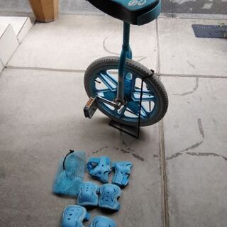子供用　一輪車　水色　スタンド、サポーター付きの画像