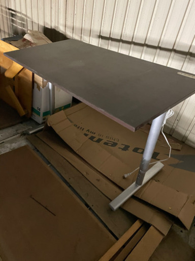 お引き取り本日希望❗️オフィスデスク？テーブル　コンセント付き120cm×60cm