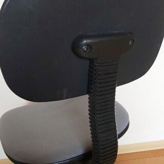 伸縮性デスクチェアの画像