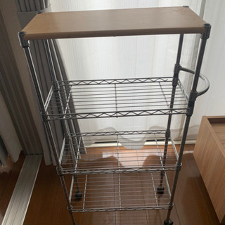 テーブル含む4段メタルラックの画像