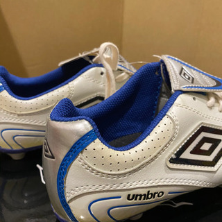 新品UMBROサッカースパイクシューズ　22、5センチの画像