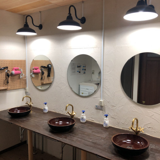 洗面ボウル　水道カラン　丸鏡　照明器具