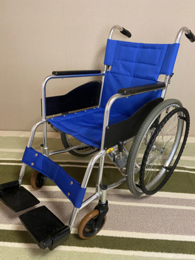 折りたたみ車椅子（タイヤ空気抜け）