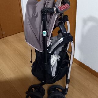 【取引中】コンビのベビーカー&保冷剤カバー2個&おもちゃ付きの画像