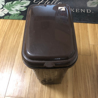 蓋付きゴミ箱　無料