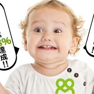 スーパーの自動会計レジでおつりを渡すレジ打ちスタッフの画像