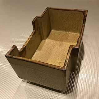 生成り色の地色に茶色の模様がある直方体型の生け花花器売ります