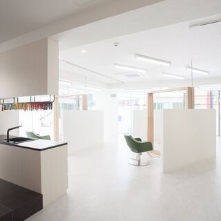 大人女性に向けたヘアサロンで『グレイヘア』のデザインが学べます！...