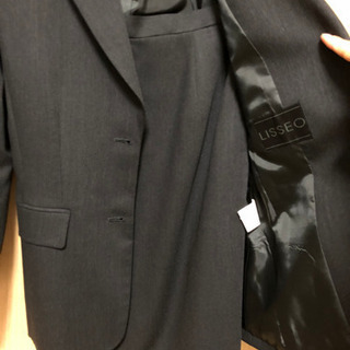 無料　スーツ　ジャケット　スカート　グレー寄りの黒色　の画像