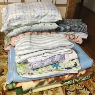 布団、枕、毛布、シーツ等、多数の画像