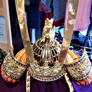 【五月人形】京大兜10号　金箔押木彫龍頭　金箔押小札正絹縅　品名：天明　太刀・弓付き　弓の水晶は鑑定書付き　加茂芳春作の画像
