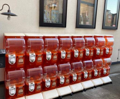 ガチャガチャの機械 中古 なかなか綺麗です 残り4台です