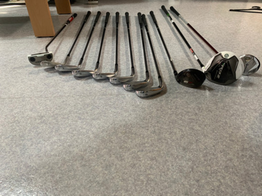 取引中！テーラーメイド ドライバーはRBZ、r9ウッド7、r9UT5？アイアンはr9、5〜9 サンド 52° ゴルフバックに小物全般