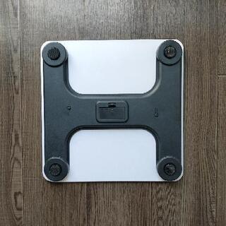 ミニマルデザインの体重計ですの画像