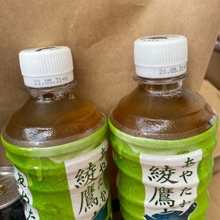 ペットボトルのお茶とコーヒーと缶コーヒーの画像