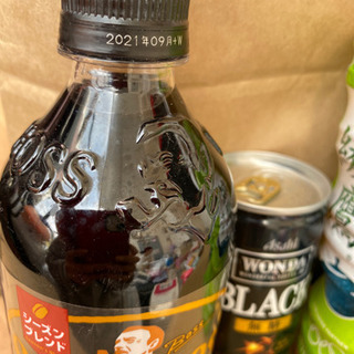 ペットボトルのお茶とコーヒーと缶コーヒーの画像