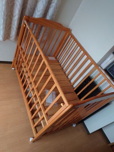 ベビーベッドと布団一式と保護カバー2セットとベビーゲート2セット