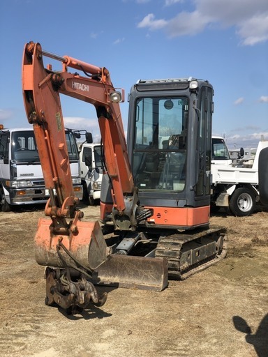日立 キャビン付ユンボ ZX35U-2/ハサミ付/キャビン付/ワンオーナー/エアコン付/稼働2586H/オートアイドリング/排土板155cm/コンマ11クラス