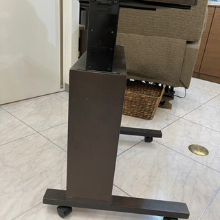 引き取り限定　サイドテーブル（高さ可変式）あげますの画像