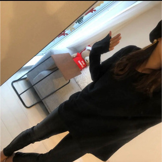 黒色薄手セーターの画像