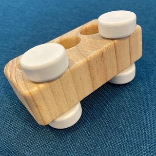 おもちゃ　木の車の画像