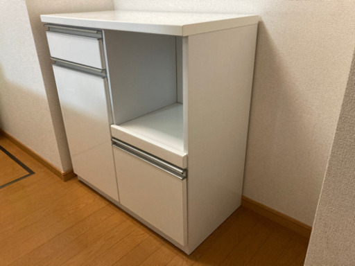 引っ越しの為、処分します。食器棚