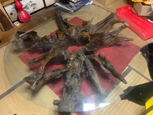 丸型ガラステーブルと桜の根のテーブル台