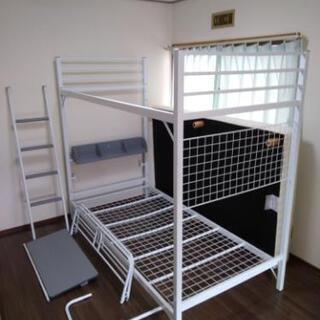 ロフトベッド。本棚、デスク板付き。