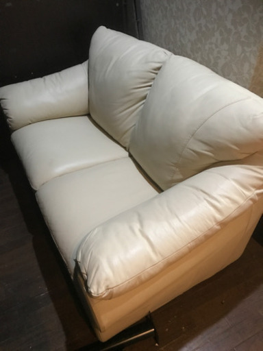 本革張り　ベージュ　2人掛けソファ