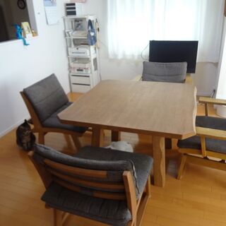 ゆったりダイニングテーブルセット　回転椅子4客あり