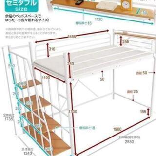 ベッドの枠、化粧の机と椅子