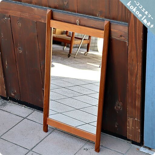 デンマークから入荷したチーク材を使用したウォールミラーです。北欧家具らしいシンプルでスタイリッシュなデザインのヴィンテージ壁掛け鏡。コンパクトなサイズは玄関や寝室、リビングなどに♪