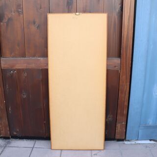デンマークから入荷したチーク材を使用したウォールミラーです。トレー状のフレームが北欧家具らしいシンプルでモダンなデザインのヴィンテージ壁掛け鏡。コンパクトなサイズは玄関や寝室などに♪